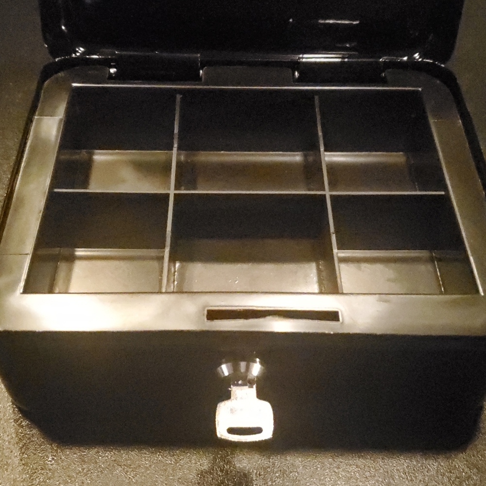 Unbranded Small Shiny Cash Box With Lock And Key - Picture 2 of 2
